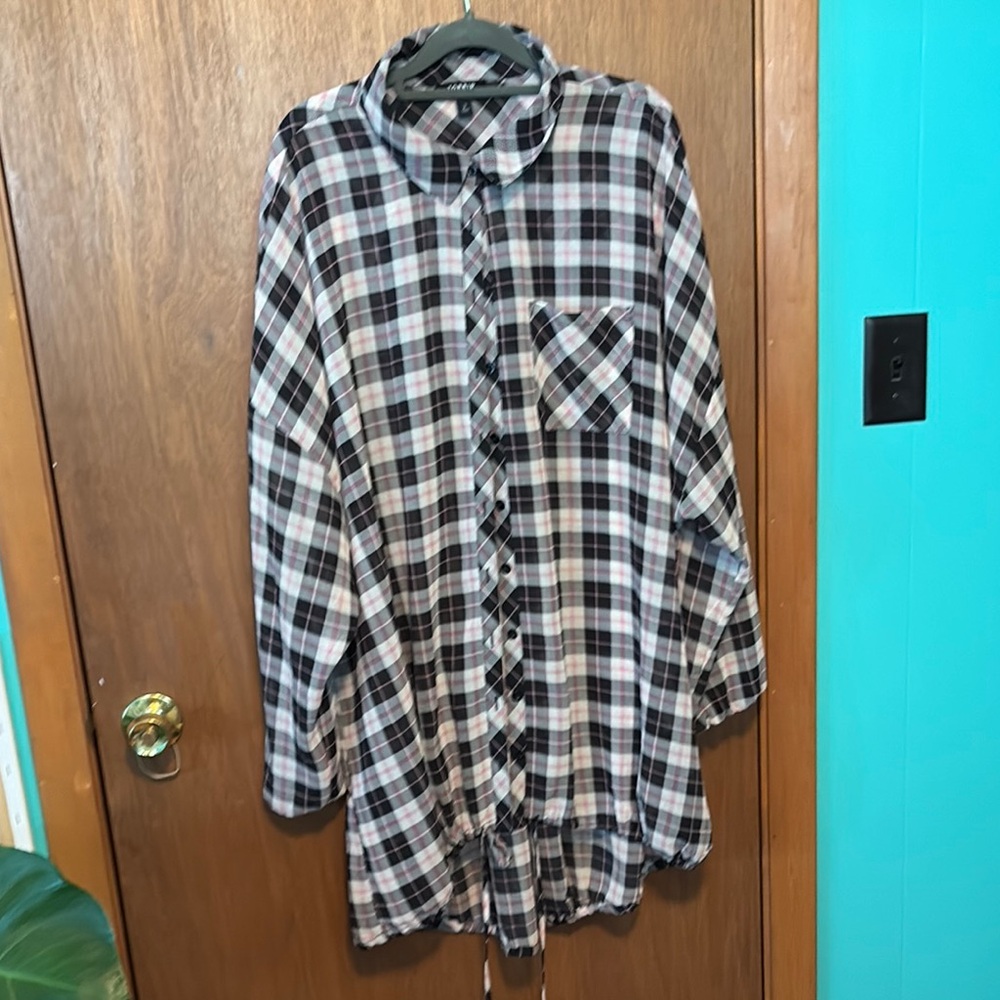 Torrid size 2 oversized pink and black plaid kimono with draw string hem.